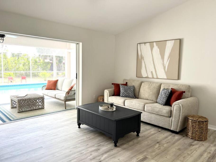 Holiday home Beautiful Spacious Home! Close To Beaches - Heated Private Pool