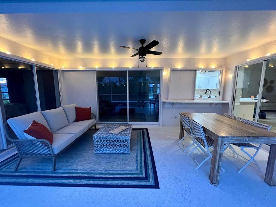 Beautiful Spacious Home! Close To Beaches - Heated Private Pool Holiday home