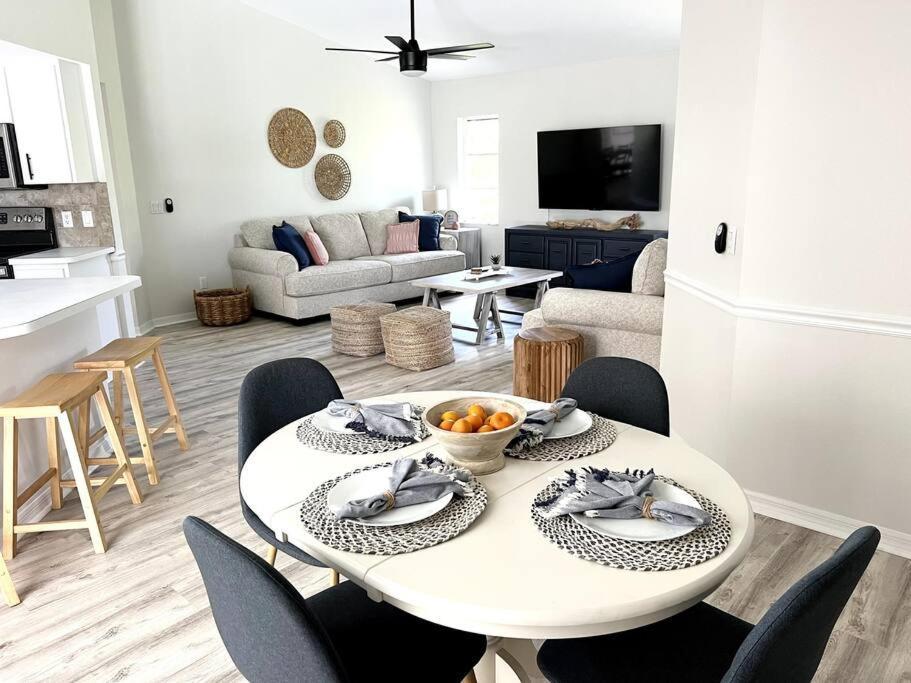 Holiday home Beautiful Spacious Home! Close To Beaches - Heated Private Pool *