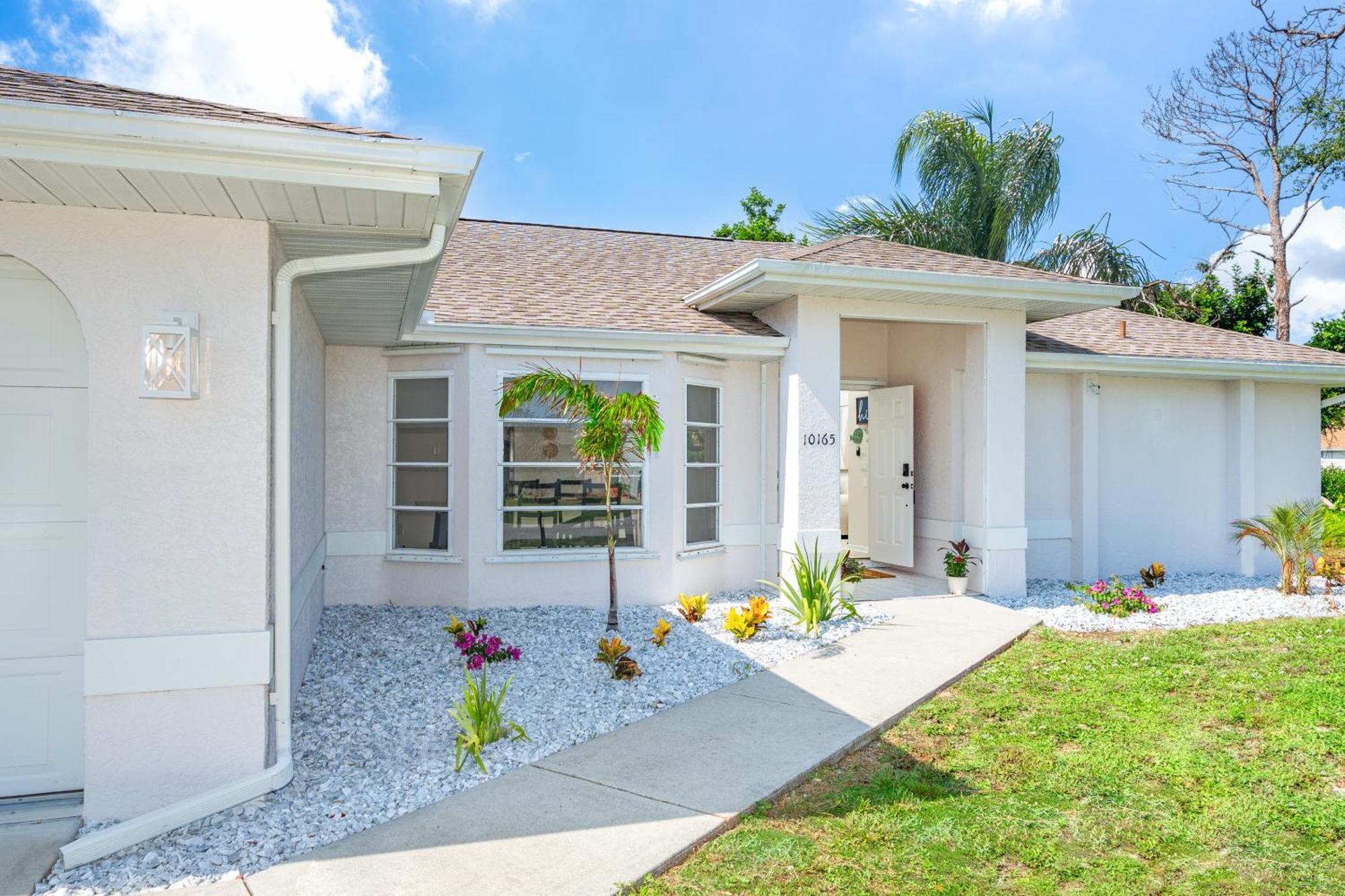 Beautiful Spacious Home! Close To Beaches - Heated Private Pool *
