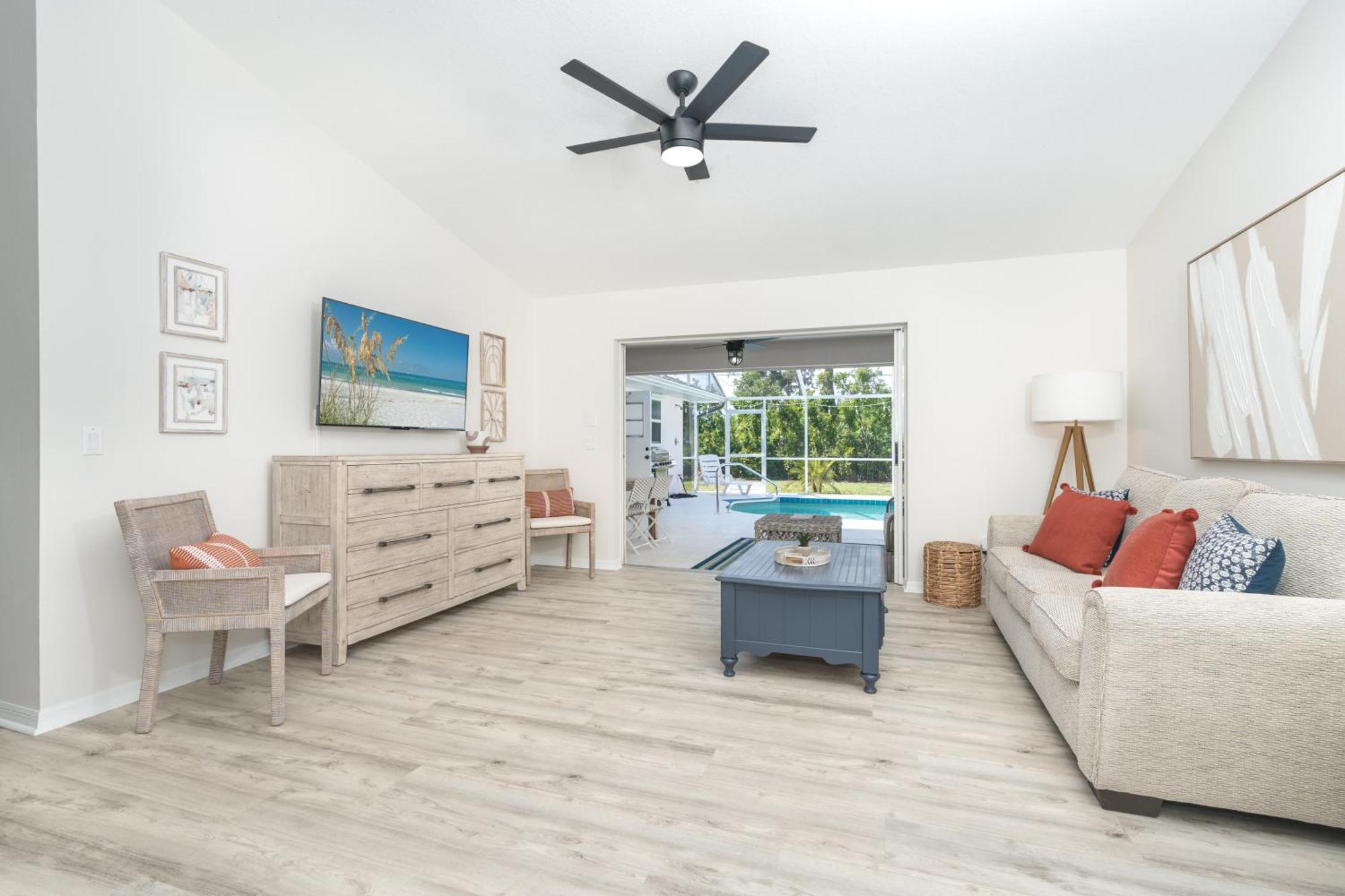 Holiday home Beautiful Spacious Home! Close To Beaches - Heated Private Pool