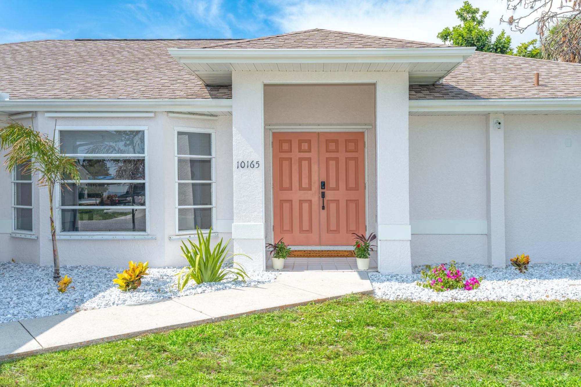Holiday home Beautiful Spacious Home! Close To Beaches - Heated Private Pool *