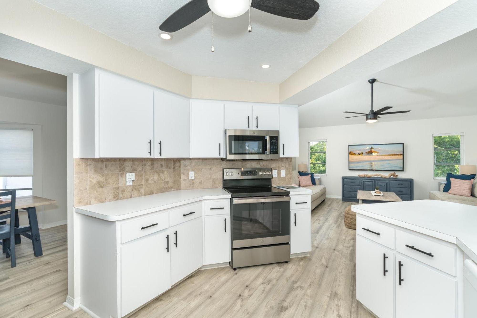 Beautiful Spacious Home! Close To Beaches - Heated Private Pool Holiday home *